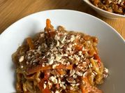 Una foto de pad thai con salsa de soja