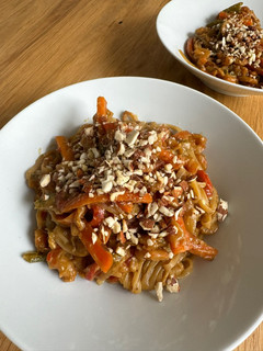 Una foto de Pad thai de gambas