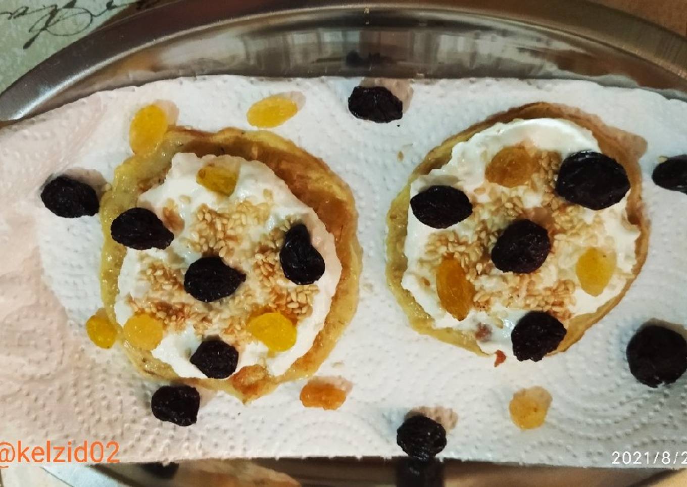 Mini crêpe salée au fromage frais nature / sésame / raisins secs