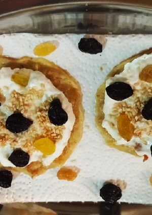 Une photo de Mini crêpe salée au fromage frais nature / sésame / raisins secs