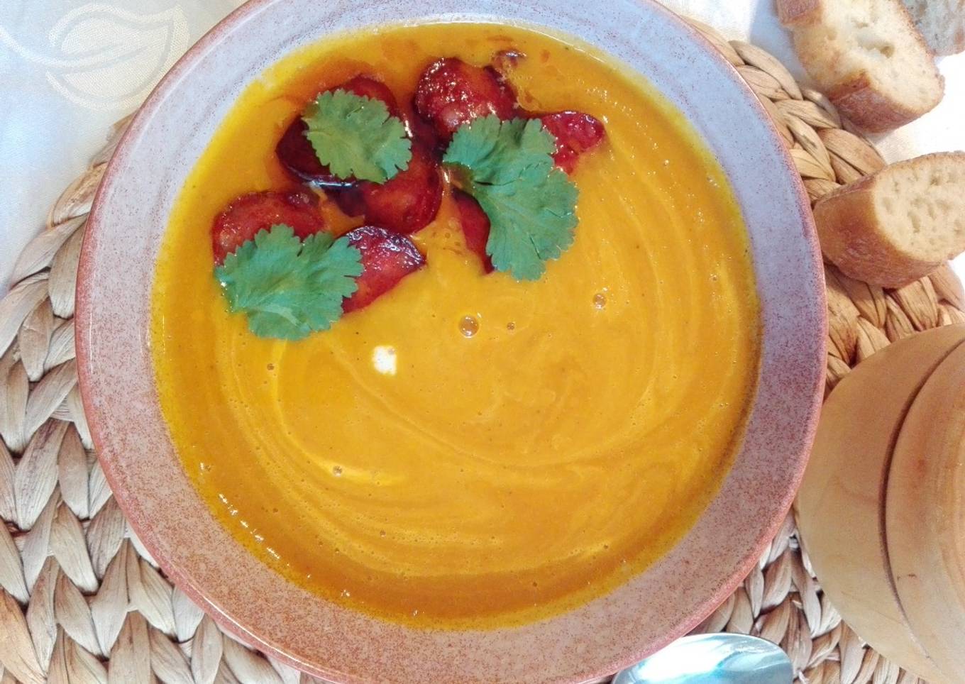 Crema de calabaza sin lactosa con chorizo