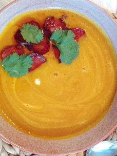 Una foto de Crema de calabaza sin lactosa con chorizo