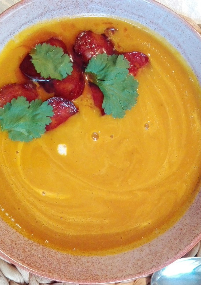 Una foto de Crema de calabaza sin lactosa con chorizo