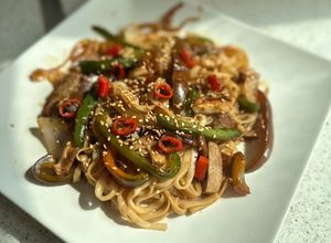 Foto principal de Noodles con ternera y wok de verduras picante