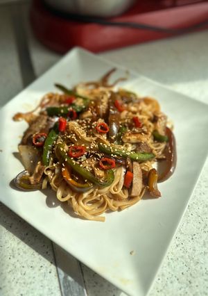 Una foto de Noodles con ternera y wok de verduras picante