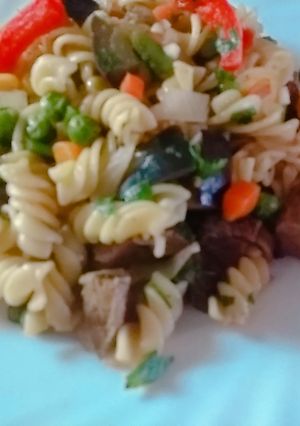 Una foto de Fideos con verduras y salsa de soja