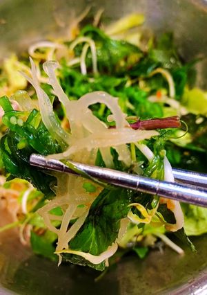 Hình của món Gỏi rong sụn và rong wakame.