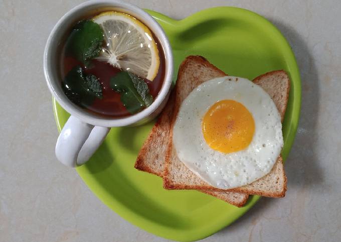 Roti Gandum Telur Ayam Kampung dan Lemon tea mint