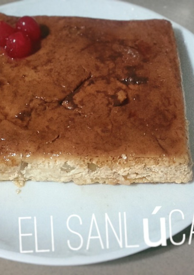 Una foto de Pudin de melocotón, piña y cerezas