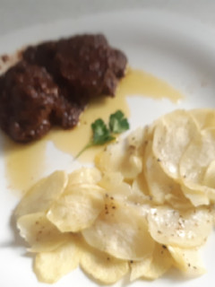 Una foto de Carrilleras con vino, chocolate y patatas