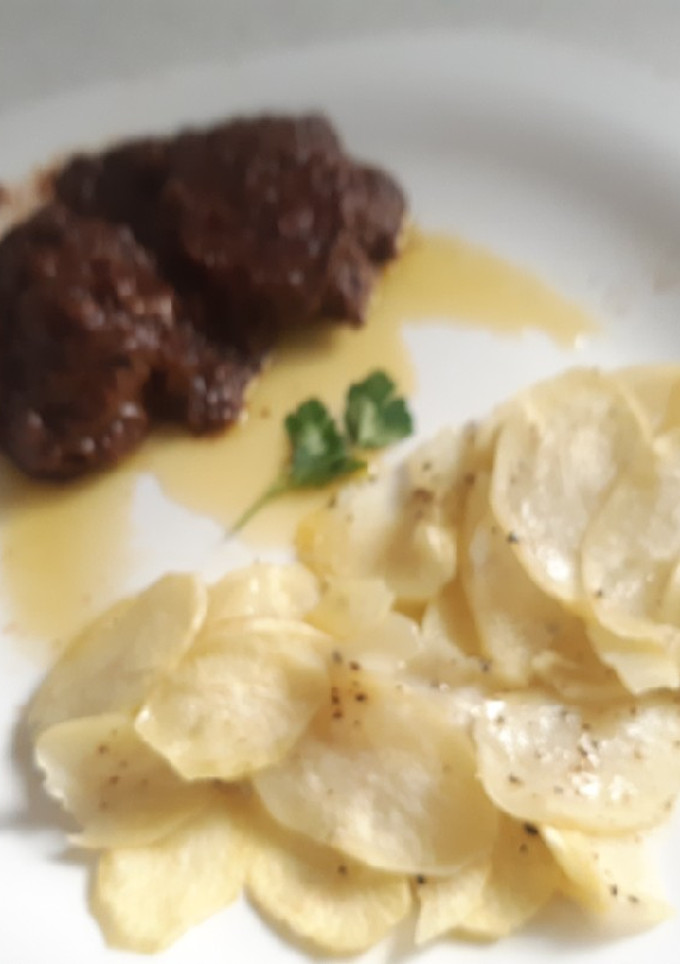 Una foto de Carrilleras con vino, chocolate y patatas