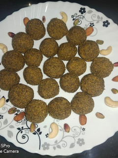 काळ्या मुगाचे पौष्टीक लाडू (kalya moongache laddu recipe in marathi) रेसिपी चे मुख्य फोटो