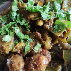 वालपापडीची भाजी (मुठीये घालून) A picture of वालपापडीची भाजी (मुठीये घालून).