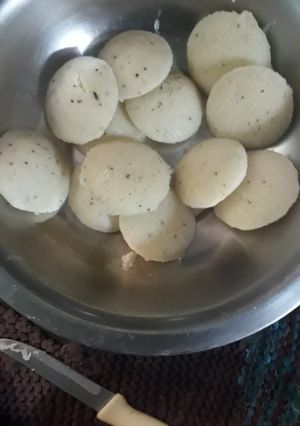 इंस्टेंट इडली(instant idli recipe in hindi) रेसिपी मुख्य फोटो