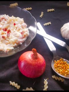 चिजी ओनीयन गार्लिक पास्ता (cheese onion garlic pasta recipe in marathi) रेसिपी चे मुख्य फोटो