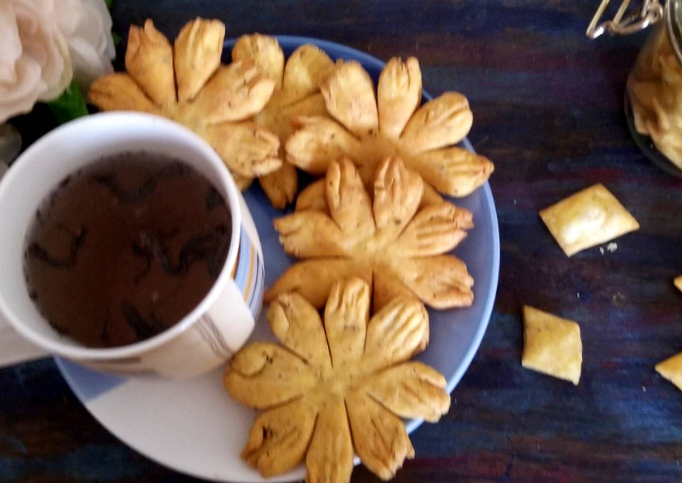 Flower Shape Namak pare with dark green tea
