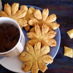 A picture of Flower Shape Namak pare with dark green tea.