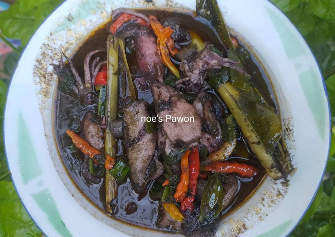 Dia mengisap cumi-cumi