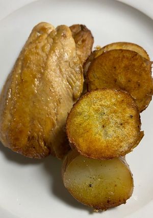 Una foto de Salmón con papas doradas