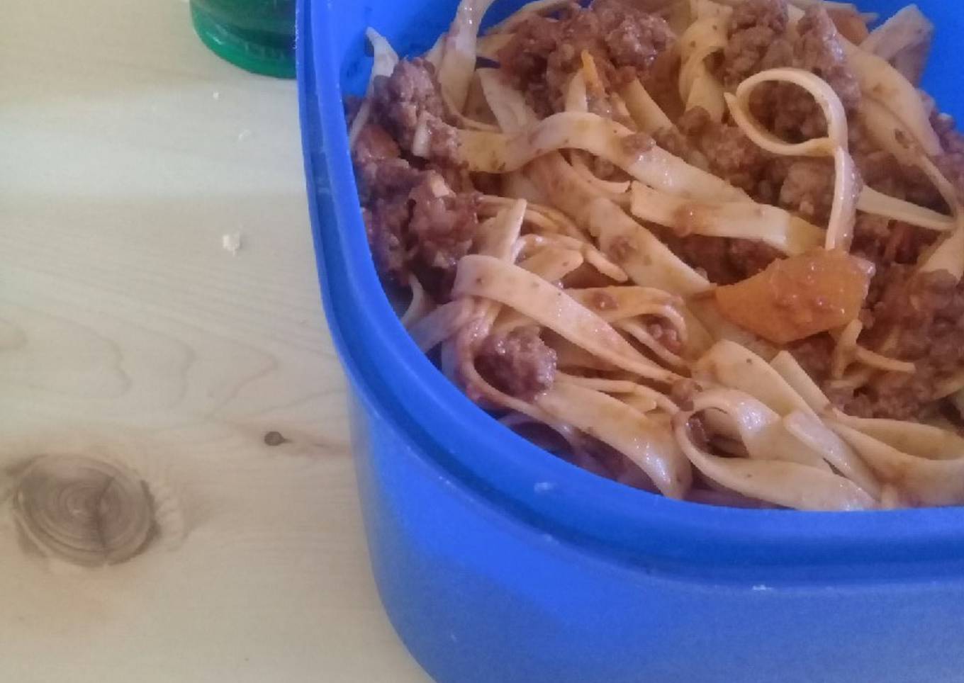 Fideos con tuco, carne picada y fideos cinta