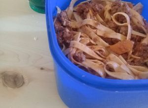 Una foto de Fideos con tuco, carne picada y fideos cinta