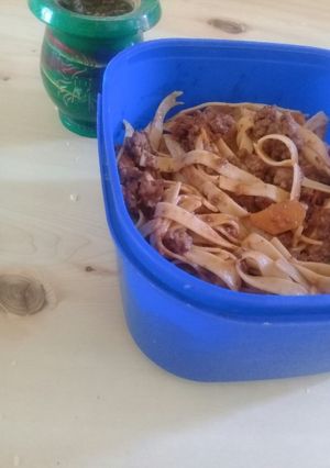 Una foto de Fideos con tuco, carne picada y fideos cinta