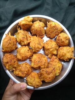 পেঁয়াজ পকোড়া (onion pakora recipe in bengali) রেসিপির প্রধান ছবি
