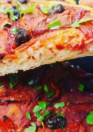 Foto di Pizza senza glutine con peperoni arrosto, olive e prezzemolo