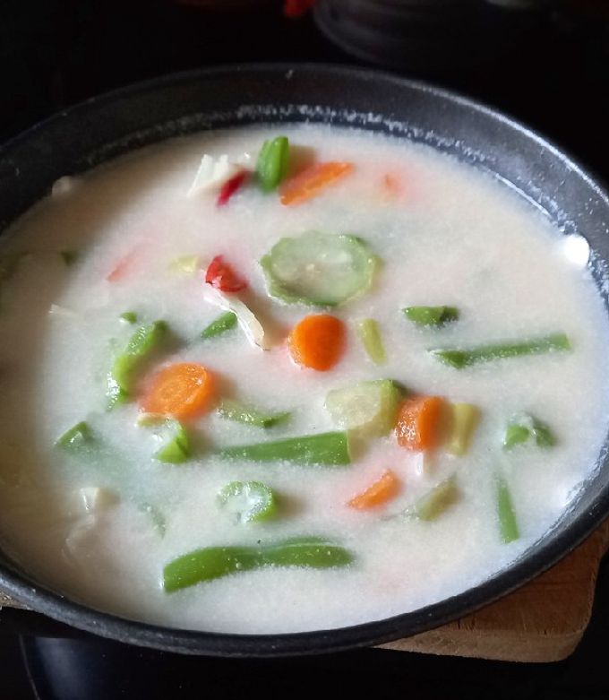 Chiroyli yalangoch yosh ayollar