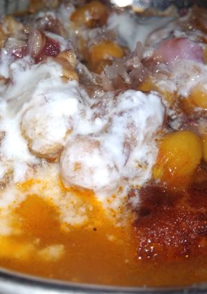 A picture of Aloo tikki chole.