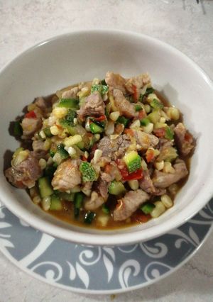 Una foto de Calabacitas con elote y puerco