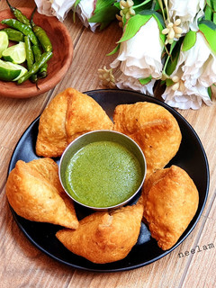 हींग वाले आलू समोसे (Hing wale aloo samose recipe in hindi) रेसिपी मुख्य फोटो