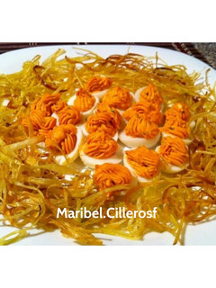 Una foto de Huevos de codorniz rellenos en su nido