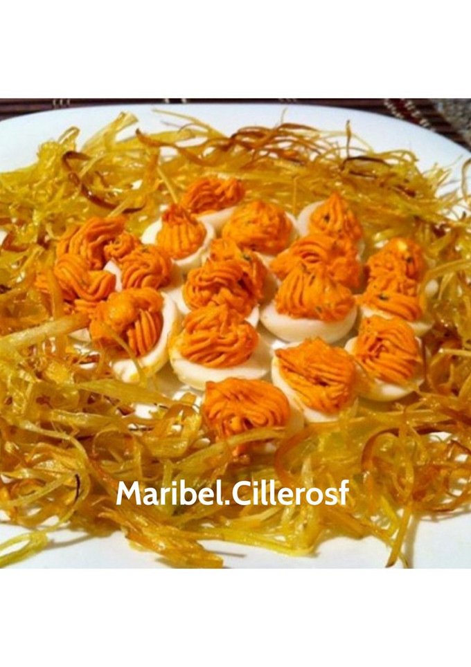 Una foto de Huevos de codorniz rellenos en su nido