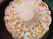 Una foto de gelatina de yogurt y piña