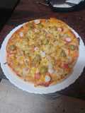 Pizza de atún, gambas, palitos de cangrejo y aceitunas