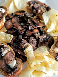 Una foto de PORTOBELLOS🍄al Ajillo con Papas Chips...!