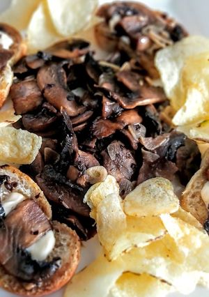 Una foto de PORTOBELLOS🍄al Ajillo con Papas Chips...!