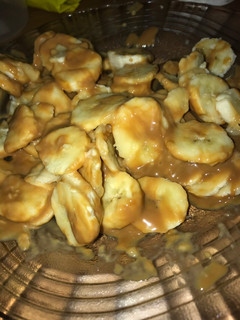 Una foto de Postre fácil de banana con dulce de leche y queso crema!