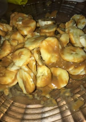 Una foto de Postre fácil de banana con dulce de leche y queso crema!