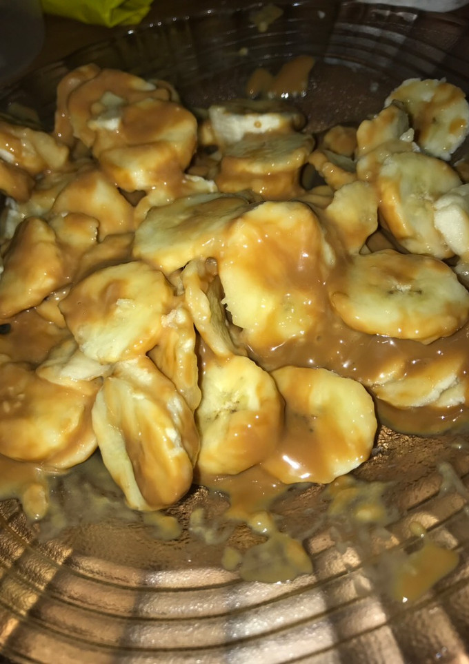 Una foto de Postre fácil de banana con dulce de leche y queso crema!