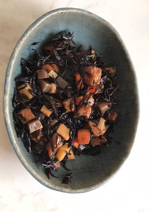A picture of Hijiki- Japanese seaweed dish.