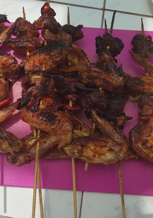 Una foto de Brochetas de alitas de pollo...🍡🍖🍗🇨🇱🇩🇴