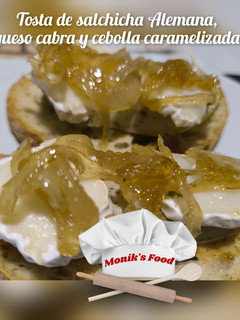 Una foto de Tosta de salchicha Alemana, queso de cabra y cebolla caramelizada