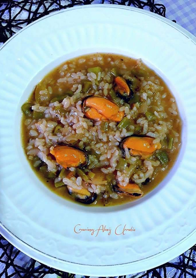 Una foto de Arroz caldoso de mejillones salvajes y judías verdes