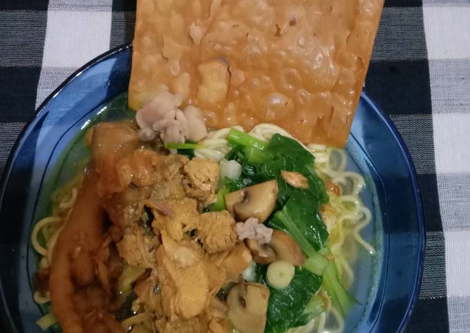 Mie ayam jamur pangsit