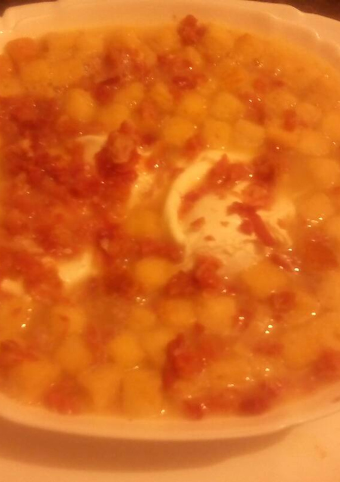 Una foto de Sopa de cocido con picatostes, huevo escalfado y jamón
