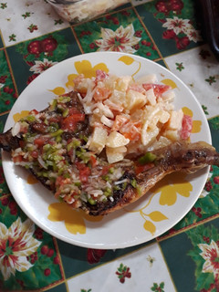 Una foto de Muslo a la parrilla con salsa criolla y ensalada de papas