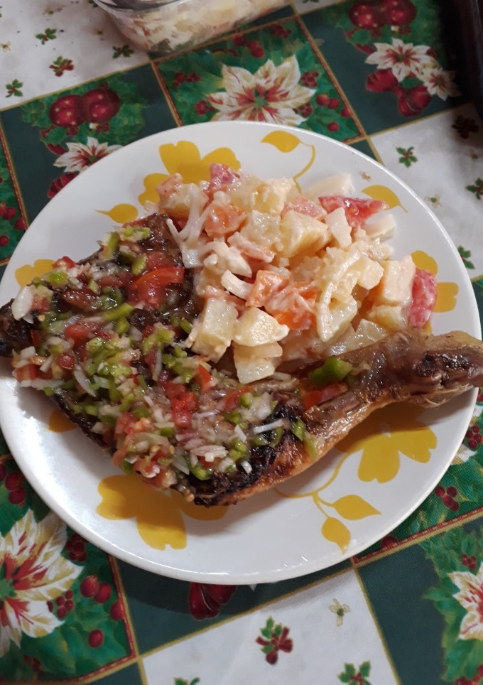 Una foto de Muslo a la parrilla con salsa criolla y ensalada de papas