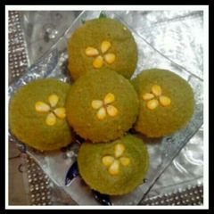 A picture of Rawa palak corn idli.